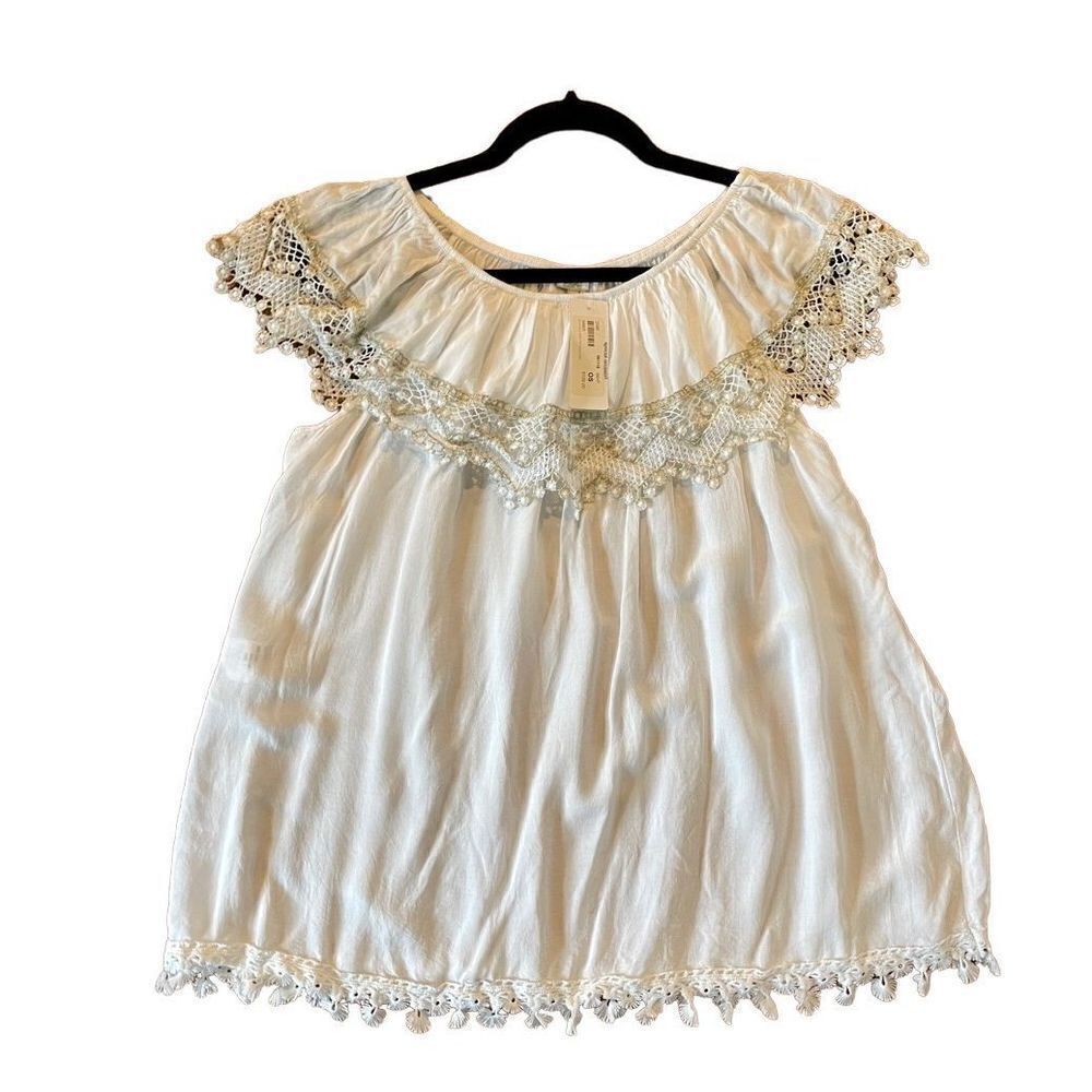 Ella gold trim nwt crochet lace neckline top one size